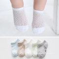 Hochwertige Großhandel Sommer Ultradünne Baby Weiße Spitze Mesh Atmungsaktive Socken Für Neugeborene